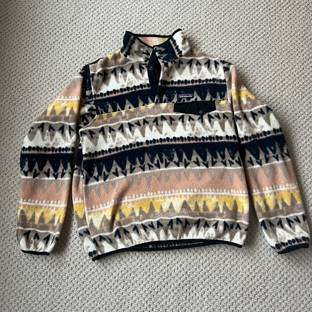 Patagonia pullover in fun print